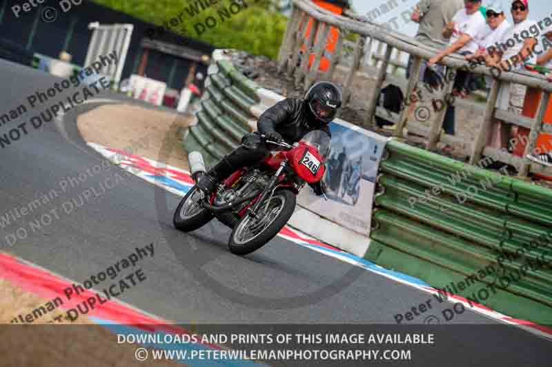 Vintage motorcycle club;eventdigitalimages;mallory park;mallory park trackday photographs;no limits trackdays;peter wileman photography;trackday digital images;trackday photos;vmcc festival 1000 bikes photographs